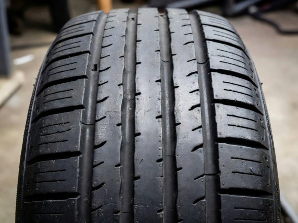 Supporting close-up photograph showing real tyre tread wear patterns across shoulder and centre ribs